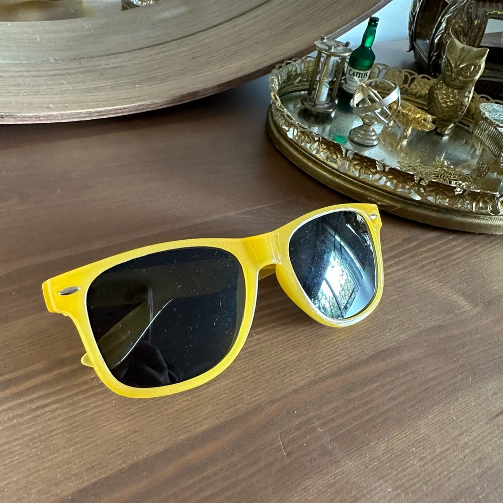 Free with any purchase\Sapporo sunglasses